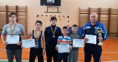Stire din Sport : Luptătorii și-au făcut încălzirea înaintea Memorialului "Ioan Bărbătei"