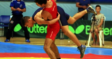 Stire din Sport : Luptătorii caută tușul la Naționalele de la Târgu Mureș