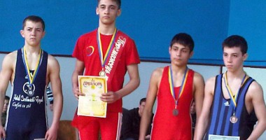 Stire din Sport : Luptătorii "Iron-man"