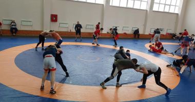 Stire din Sport : Luptătorii Florin Tiţa şi Răzvan Arnăut se pregătesc cu lotul național la Piatra Arsă