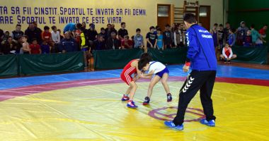 Stire din Sport : Luptători din Italia și Grecia, prezenți la Memorialul "Ioan Bărbătei"