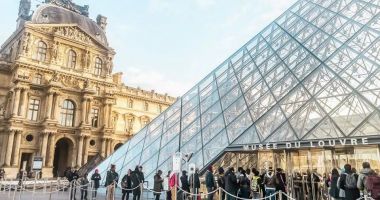 Muzeul Luvru din Paris a anunțat că scumpește biletele de anul viitor