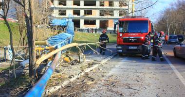 La un pas de tragedie! Macara prăbușită  pe strada Traian - 6