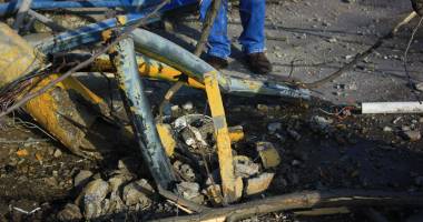 La un pas de tragedie! Macara prăbușită  pe strada Traian - 2