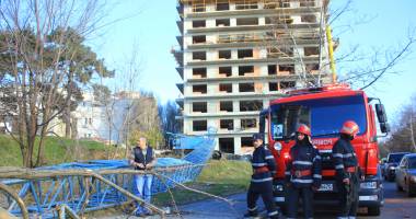 La un pas de tragedie! Macara prăbușită  pe strada Traian - 4