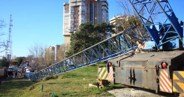 La un pas de tragedie! Macara prăbușită  pe strada Traian - 5
