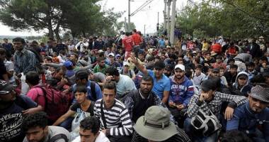 Valul migrator se intensifică din nou la granița dintre Macedonia și Serbia