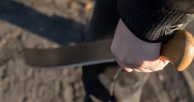 Stire din Eveniment : Răfuială periculoasă cu maceta. Un bărbat a fost grav rănit