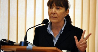 Stire din Politică-Administrație : Macovei îi cere lui Băsescu organizarea unui referendum