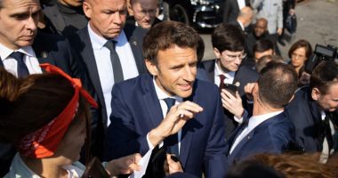 Stire din Actualitate : Emmanuel Macron, atacat cu roșii, la doar trei zile după ce a fost reales în funcția de președinte al Franței