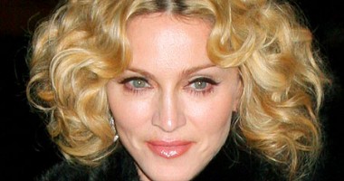 Stire din Monden : Madonna a intrat pe scenă în sunet de mitralieră