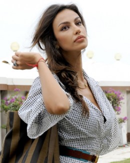 Stire din Monden : Mădălina Ghenea: "Sufăr de singurătate"