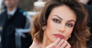 Stire din Monden : Mădălina Ghenea,  "cea mai sexy tocilară  de pe internet"