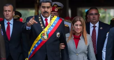 Stire din Actualitate : Liderul venezuelean și soția sa, capturați și scoși din țară pe calea aerului