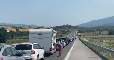 Stire din Economie : MAE îi sfătuieşte pe români ce să facă să nu stea la cozi la intrarea în Grecia