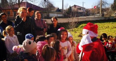 Magia sărbătorilor de iarnă mai aproape de cei mici datorită studenților constănțeni - 3