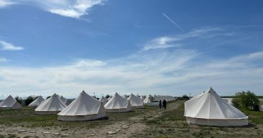 Galerie FOTO / 1 Mai “înfrigurat” în stațiunile de pe litoral! Vântul și temperaturile scăzute i-au ținut departe pe turiști - 2