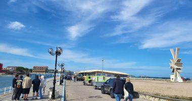 Galerie FOTO / 1 Mai “înfrigurat” în stațiunile de pe litoral! Vântul și temperaturile scăzute i-au ținut departe pe turiști - 5