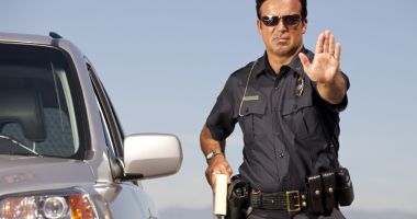 Mai în glumă, mai în serios, scapi de poliţie