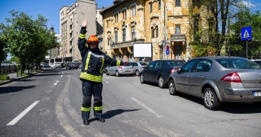 Polițiștii sting incendii, iar pompierii dirijează traficul. Săptămâna M.A.I. altfel! - 2