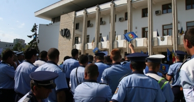 Stire din Eveniment : Polițiștii, luați peste picior! "Singura soluție este să ieșim în stradă"