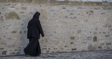 Stire din Social : Falsă spiritualitate. Maici pe TikTok cer bani pentru dezlegări și ghicitori