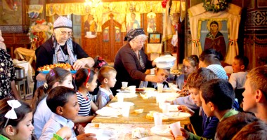 Stire din Cultură-Educație : Măicuțele de la mănăstirea Strunga au împărțit vase de lut copiilor din Oltina