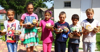 Măicuțele de la mănăstirea Strunga au împărțit vase de lut copiilor din Oltina - 3
