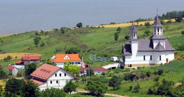 Măicuțele de la mănăstirea Strunga au împărțit vase de lut copiilor din Oltina - 4