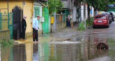 Galerie FOTO / Mai multe străzi din Constanța, inundate după ploile torențiale de sâmbătă - 3