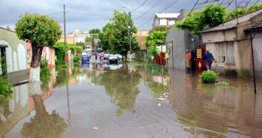 Stire din Social : Galerie FOTO / Mai multe străzi din Constanța, inundate după ploile torențiale de sâmbătă