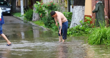 Galerie FOTO / Mai multe străzi din Constanța, inundate după ploile torențiale de sâmbătă - 2