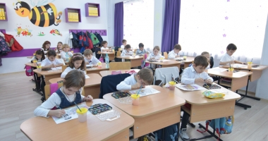Stire din Cultură-Educație : Mai mulți bani pentru școli. Crește  costul standard  per elev