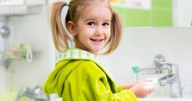 Spălați copiii pe mâini! Evitați bolile, printr-un simplu obicei