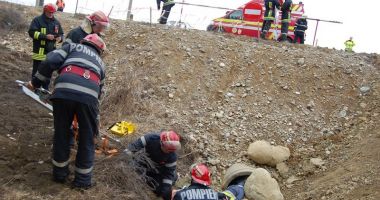 Stire din Actualitate : Bărbat transportat la spital după ce s-a răsturnat peste el un mal de pamânt