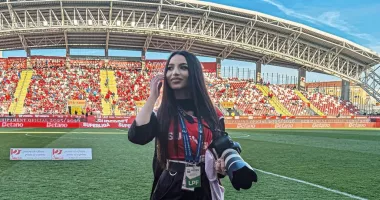 Stire din Eveniment : O tânără de 27 de ani a murit după ce a căzut de la etajul 7. Mălina era fotoreporter sportiv