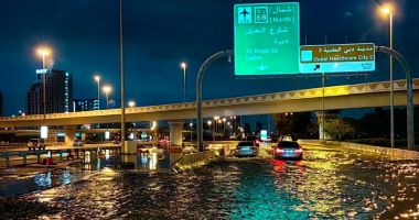 Furtună IREALĂ în Dubai! Aeroportul și pista s-au inundat, mall transformat în piscină, maşini de lux distruse