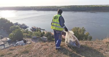 Stire din Social : Malul Dunării, la Cetatea Carsium, ecologizat de Ziua Mondială a Curățeniei