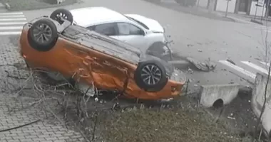 Stire din Eveniment : Mamă și fetița ei de 10 ani, rănite într-un accident violent. Impactul a fost surprins de camerele video