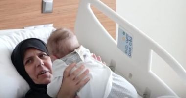 Stire din Actualitate : EXISTĂ MINUNI! O mamă și bebeluşul ei, reuniţi la două luni după cutremurul din Turcia! Copilul, cinci zile sub dărâmături