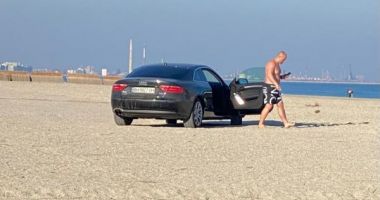 Stire din Eveniment : Un tânăr din Ucraina, dezbrăcat până la brâu, a intrat cu maşina pe plaja din Mamaia