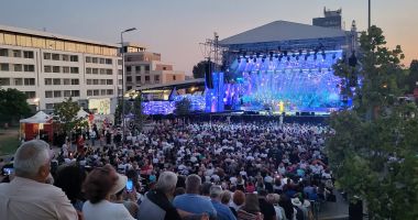 În aceste momente, în piațeta Perla a început Festivalul de Muzică Ușoară "Mamaia" - 8