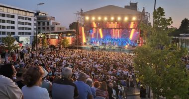 În aceste momente, în piațeta Perla a început Festivalul de Muzică Ușoară "Mamaia" - 9