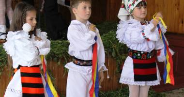 Stire din Cultură-Educație : Mici artiști din toate colțurile țării,  la "Mamaia Copiilor" - folclor