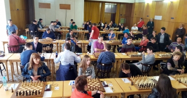 Stire din Sport : Mamaia, gazda Campionatului European feminin de șah. Karpov, pe litoral!