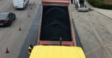 GALERIE FOTO / Curățenie de primăvară în stațiunea Mamaia! Se asfaltează și se vopsesc stâlpii - 4