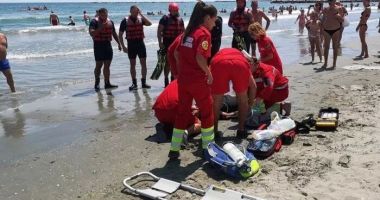 Stire din Eveniment : Două persoane scoase din mare, la Eforie Nord. Intervin cadrele medicale