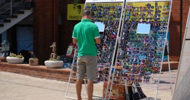 Stire din Diverse : Oferte inedite: cumperi ochelari și primești ojă