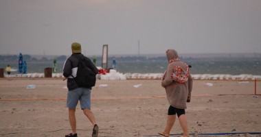Stire din Economie : Vremea  le-a stricat week-endul turiștilor  din Mamaia