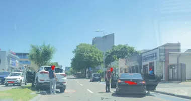 Stire din Eveniment : Impact între două mașini la intersecția Bulevardului Mamaia cu Ion Rațiu